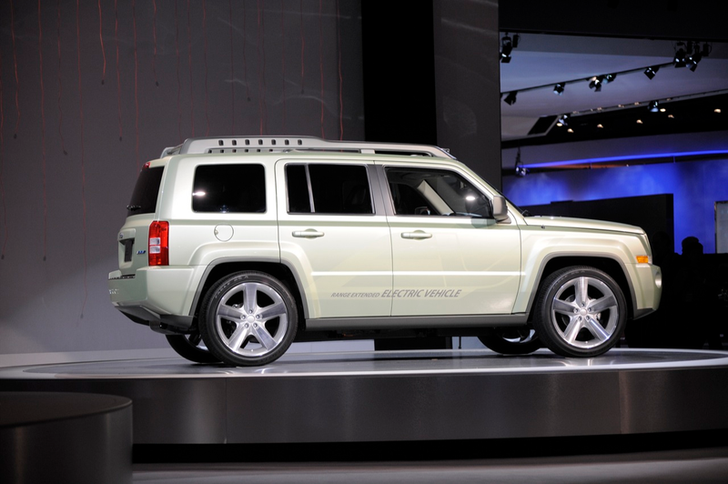 Illustration for article titled Jeep Patriot EV Shoots Off In Detroit